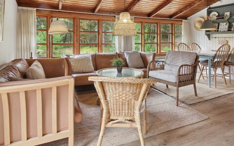 Tirsa - 3.9Km from the Sea: Meubilair, Interieur Ontwerp, Hout, Tafel, Flooring, Verdieping, Bankstel, Huis, Stoel, Woonkamer