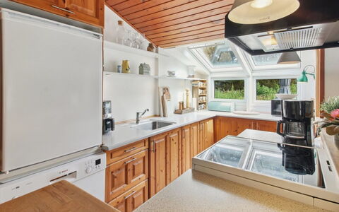 Tirsa - 3.9Km from the Sea: Keuken, Countertop, Interieur Ontwerp, Toestel Van De Keuken, Major Appliance, Hout, Plafond, Flooring, Cabinetry, Verlichting