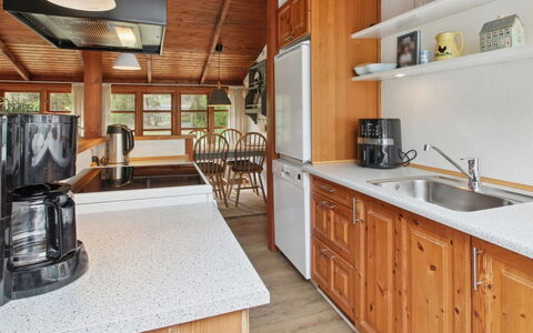 Tirsa - 3.9Km from the Sea: Keuken, Countertop, Meubilair, Cabinetry, Interieur Ontwerp, Toestel Van De Keuken, Flooring, Hout, Major Appliance, Plafond