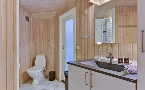 Ellanor - 1Km from the Sea: Flooring, Verdieping, Loodgieterswerkinrichting, Hout, Wastafel, Interieur Ontwerp, Kraan, Badkamer, Wastafel In De Badkamer, Plafond