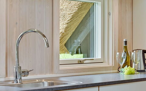 Ellanor - 1Km from the Sea: Hout, Interieur Ontwerp, Loodgieterswerkinrichting, Countertop, Flooring, Kraan, Huis, Keuken, Gootsteen, Wastafel