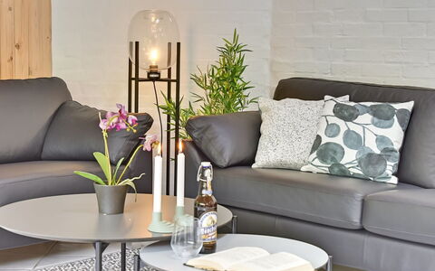 Ellanor - 1Km from the Sea: Meubilair, Bankstel, Interieur Ontwerp, Woonkamer, Tafel, Flooring, Bloempot, Kussen Gooien, Verlichting, Huis