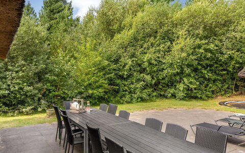 Ellanor - 1Km from the Sea: Meubilair, Struik, Buitenmeubels, Land Lot, Buitentafel, Tuin, Schaduw, Stoel, Landscaping, Gazon