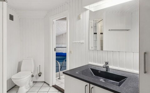 Ellanor - 1Km from the Sea: Loodgieterswerkinrichting, Flooring, Verdieping, Wastafel, Interieur Ontwerp, Kraan, Loodgieter, Badkamer, Plafond, Tegel