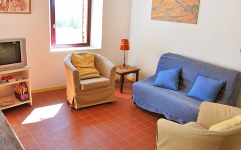 Saint Saturnin D'Apt 105: Kamer, Meubilair, Woonkamer, Eigendom, Verdieping, Interieur Ontwerp, Oranje, Bankstel, Tafel, Huis