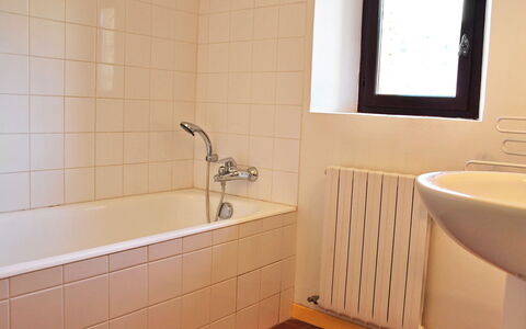 Saint Saturnin D'Apt 105: Badkamer, Tegel, Kamer, Eigendom, Muur, Kraan, Loodgieterswerkinrichting, Verdieping, Architectuur, Badkamer Accessoire
