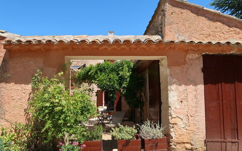Saint Saturnin D'Apt 105: Fabriek, Lucht, Gebouw, Schaduw, Land Lot, Boom, Verblijf, Bloempot, Huis, Landschap