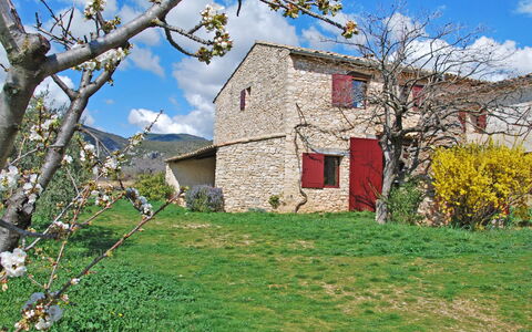 Saint Saturnin D'Apt 105: Wolk, Lucht, Fabriek, Eigendom, Gebouw, Venster, Boom, Vegetation, Natuurlijk Landschap, Huis
