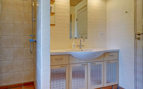 Siegried - 2.2Km from the Sea: Wastafel In De Badkamer, Flooring, Loodgieterswerkinrichting, Interieur Ontwerp, Muur, Verdieping, Wastafel, Badkamer, Hout, Badkamerkast