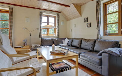 Siegried - 2.2Km from the Sea: Meubilair, Flooring, Hout, Interieur Ontwerp, Verdieping, Bankstel, Kamer, Plafond, Woonkamer, Verlichting