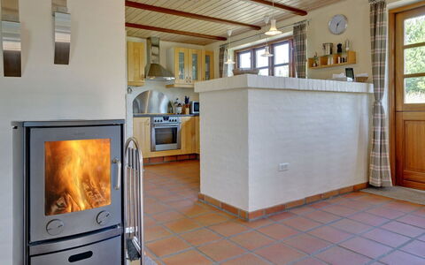 Siegried - 2.2Km from the Sea: Meubilair, Flooring, Interieur Ontwerp, Verdieping, Hout, Keuken, Toestel Van De Keuken, Countertop, Kamer, Verlichting