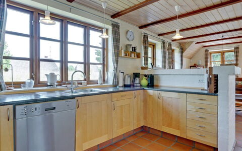 Siegried - 2.2Km from the Sea: Keuken, Meubilair, Hout, Flooring, Cabinetry, Countertop, Interieur Ontwerp, Toestel Van De Keuken, Plafond, Loodgieterswerkinrichting
