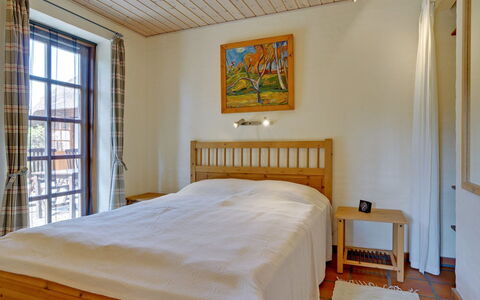 Siegried - 2.2Km from the Sea: Bed, Slaapkamer, Meubilair, Verdieping, Flooring, Hout, Interieur Ontwerp, Laken, Bedding, Plafond