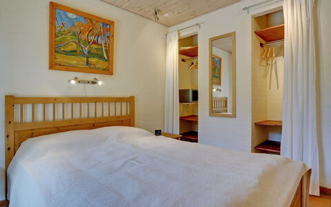 Siegried - 2.2Km from the Sea: Bed, Meubilair, Interieur Ontwerp, Verdieping, Flooring, Slaapkamer, Muur, Hout, Plafond, Laken