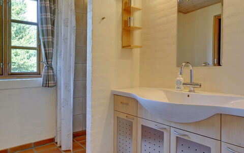 Siegried - 2.2Km from the Sea: Wastafel In De Badkamer, Interieur Ontwerp, Flooring, Loodgieterswerkinrichting, Muur, Verdieping, Hout, Wastafel, Kraan, Badkamer