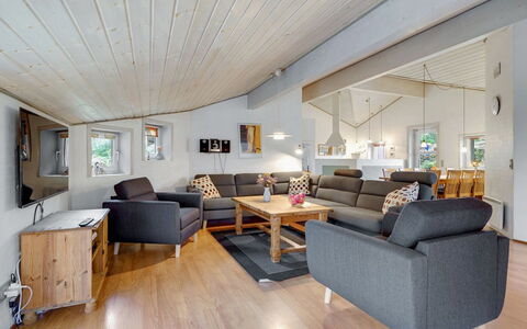 Asdis - 2.8Km from the Sea: Bankstel, Meubilair, Hout, Interieur Ontwerp, Woonkamer, Plafond, Flooring, Verdieping, Huis, Kamer