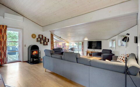 Asdis - 2.8Km from the Sea: Hout, Bankstel, Plafond, Interieur Ontwerp, Flooring, Woonkamer, Meubilair, Verdieping, Kamer