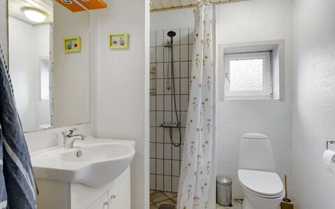 Asdis - 2.8Km from the Sea: Muur, Loodgieterswerkinrichting, Wastafel In De Badkamer, Flooring, Interieur Ontwerp, Wastafel, Verdieping, Badkamer, Plafond, Toilet