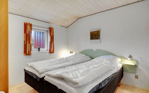 Asdis - 2.8Km from the Sea: Hout, Slaapkamer, Bed, Huis, Laken, Plafond, Bed Frame, Bedding, Freezing, Verblijf