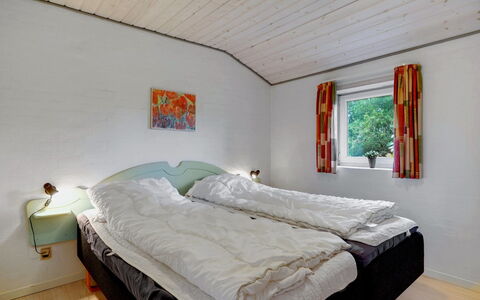 Asdis - 2.8Km from the Sea: Hout, Slaapkamer, Bed, Huis, Laken, Bedding, Bed Frame, Plafond, Verblijf, Daylighting