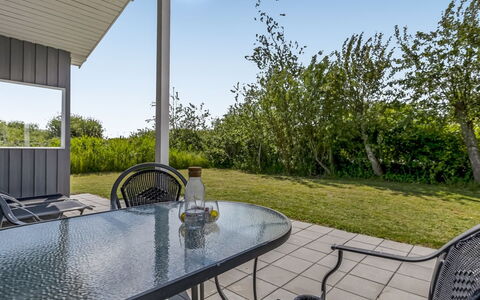 Evalotte - 600M from the Sea: Appartement, Schaduw, Balkon, Stoel, Hek, Buitenmeubels, Aluminium, Kunstgras