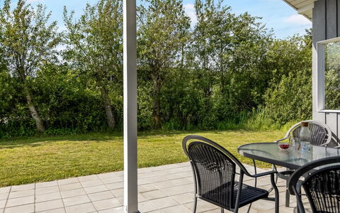 Evalotte - 600M from the Sea: Appartement, Schaduw, Balkon, Stoel, Hek, Buitenmeubels, Aluminium, Kunstgras
