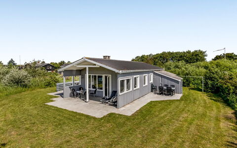 Evalotte - 600M from the Sea: Appartement, Schaduw, Balkon, Stoel, Hek, Buitenmeubels, Aluminium, Kunstgras