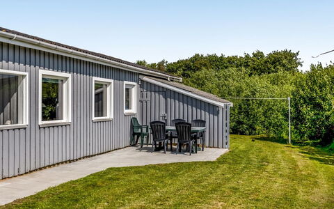 Evalotte - 600M from the Sea: Appartement, Schaduw, Balkon, Stoel, Hek, Buitenmeubels, Aluminium, Kunstgras