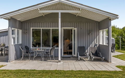 Evalotte - 600M from the Sea: Appartement, Schaduw, Balkon, Stoel, Hek, Buitenmeubels, Aluminium, Kunstgras