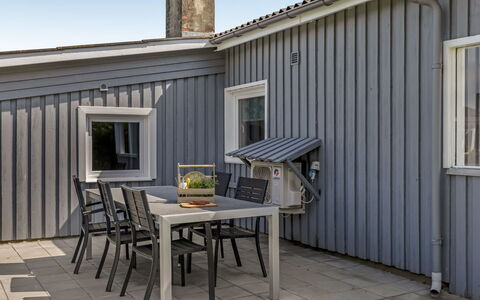 Evalotte - 600M from the Sea: Appartement, Schaduw, Balkon, Stoel, Hek, Buitenmeubels, Aluminium, Kunstgras