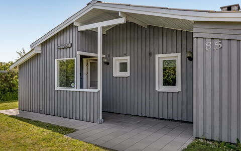 Evalotte - 600M from the Sea: Appartement, Schaduw, Balkon, Stoel, Hek, Buitenmeubels, Aluminium, Kunstgras