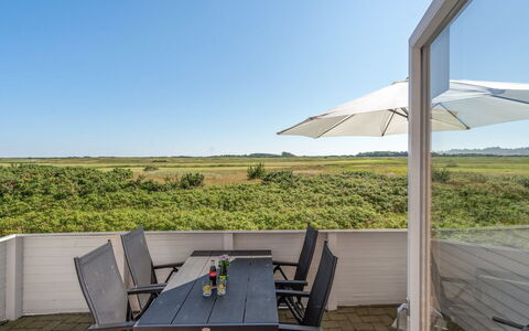 Maura - 2.3Km from the Sea: Gebouw, Huis, Venster, Huis, Dak, Woongebied, Struik, Verblijf, Land Lot
