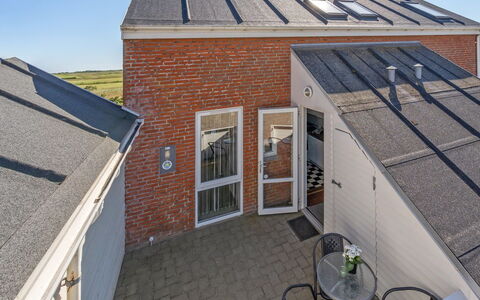 Maura - 2.3Km from the Sea: Gebouw, Huis, Venster, Huis, Dak, Woongebied, Struik, Verblijf, Land Lot