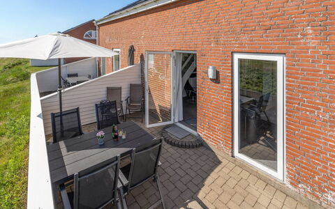 Maura - 2.3Km from the Sea: Gebouw, Huis, Venster, Huis, Dak, Woongebied, Struik, Verblijf, Land Lot