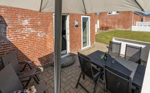 Maura - 2.3Km from the Sea: Gebouw, Huis, Venster, Huis, Dak, Woongebied, Struik, Verblijf, Land Lot