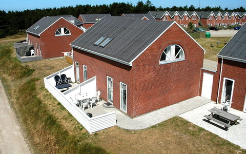 Maura - 2.3Km from the Sea: Gebouw, Huis, Venster, Huis, Dak, Woongebied, Struik, Verblijf, Land Lot