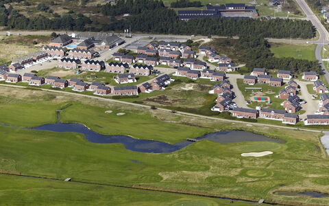 Maura - 2.3Km from the Sea: Gebouw, Huis, Venster, Huis, Dak, Woongebied, Struik, Verblijf, Land Lot