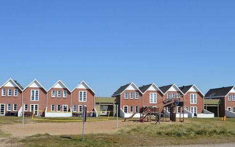Maura - 2.3Km from the Sea: Gebouw, Huis, Venster, Huis, Dak, Woongebied, Struik, Verblijf, Land Lot
