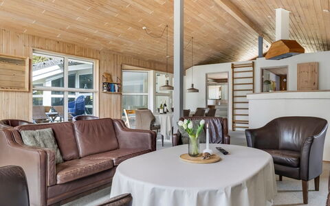 Mojag - 1Km from the Sea: Meubilair, Buitenmeubels, Tableware, Tafel, Drinkware, Stoel, Buitentafel, Voedsel, Fles