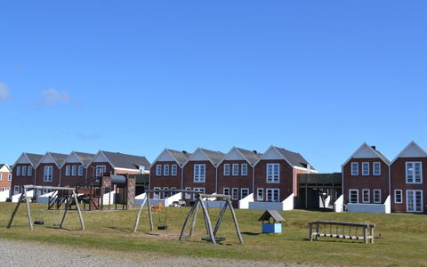 Auti - 2.3Km from the Sea: Gebouw, Huis, Venster, Huis, Dak, Woongebied, Struik, Verblijf, Land Lot