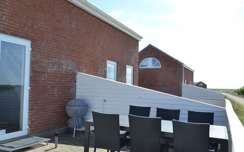 Auti - 2.3Km from the Sea: Gebouw, Huis, Venster, Huis, Dak, Woongebied, Struik, Verblijf, Land Lot