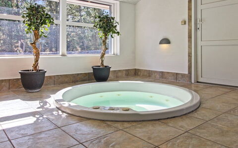 Nael - 1.6Km from the Sea: Flooring, Interieur Ontwerp, Bad, Verdieping, Loodgieterswerkinrichting, Badkamer, Kamer, Plafond, Jacuzzi