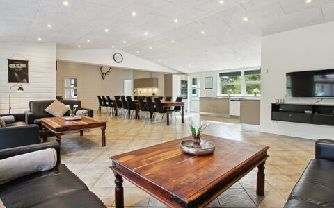 Nael - 1.6Km from the Sea: Interieur Ontwerp, Meubilair, Flooring, Plafond, Verdieping, Hout, Bankstel, Kamer, Woonkamer, Verlichting