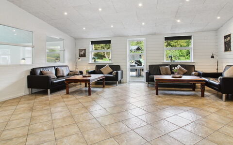 Nael - 1.6Km from the Sea: Flooring, Verdieping, Interieur Ontwerp, Plafond, Hout, Meubilair, Houten Vloer, Bankstel, Kamer, Woonkamer