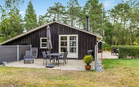 Troen - 3.8Km from the Sea: Hout, Huis, Verblijf, Huis, Struik, Deur, Dak, Siding, Garden Gebouwen, Veranda