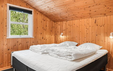 Troen - 3.8Km from the Sea: Hout, Slaapkamer, Bed, Plafond, Freezing, Bedding, Bed Frame, Laken, Sneeuw, Hardwood