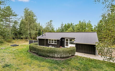 Troen - 3.8Km from the Sea: Huis, Dak, Verblijf, Huis, Landgoed, Tuin, Boerderij, Siding, Gazon, Werf