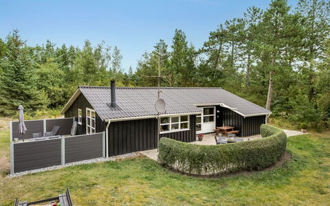 Troen - 3.8Km from the Sea: Dak, Huis, Verblijf, Huis, Groundcover, Tuin, Siding, Garden Gebouwen, Landgoed, Gazon