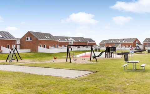 Aswith - 2.3Km from the Sea: Meubilair, Hout, Interieur Ontwerp, Flooring, Verdieping, Stoel, Kamer, Plafond, Woonkamer, Appartement