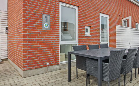 Raine - 2.3Km from the Sea: Flooring, Verdieping, Plafond, Interieur Ontwerp, Countertop, Keuken, Cabinetry, Kamer, Major Appliance, Lichte Inrichting